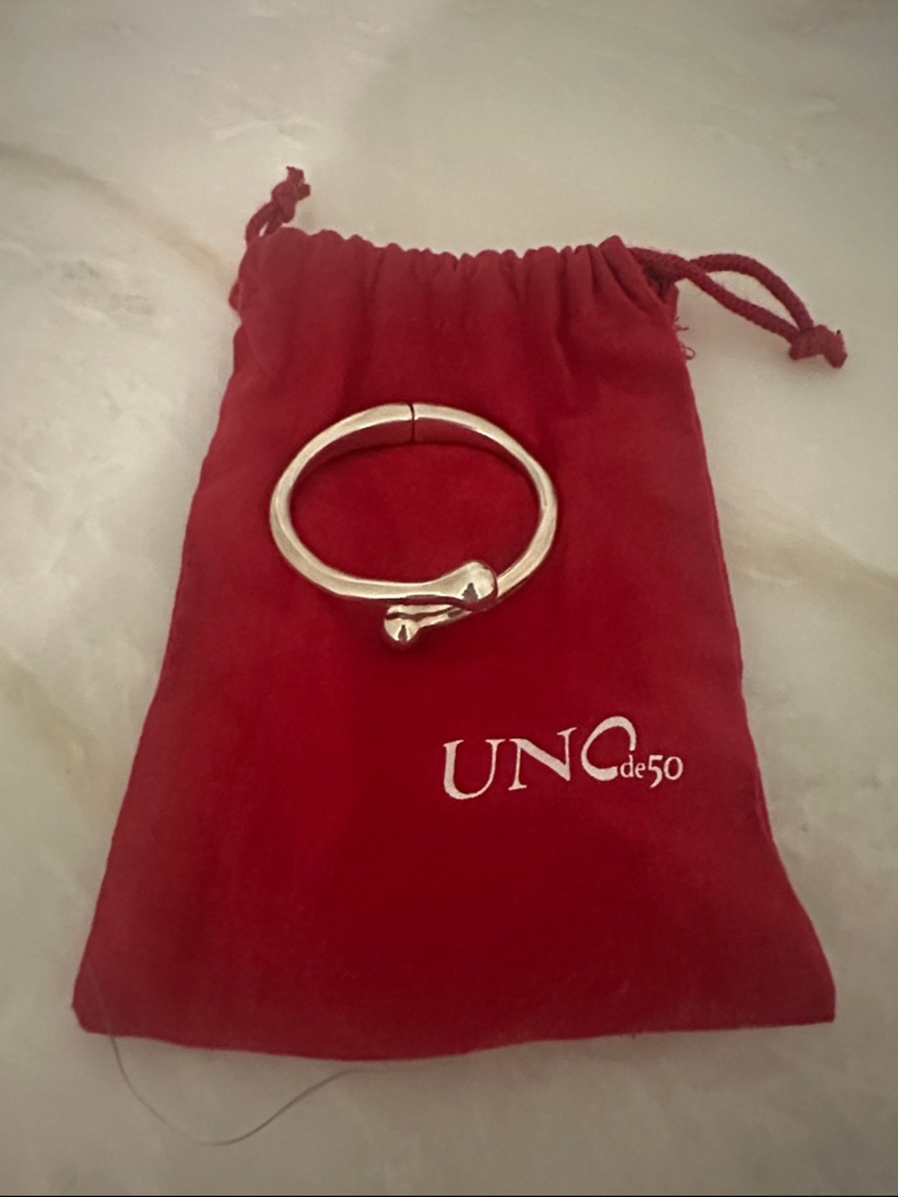 UNO de 50 Silver Knot Bangle on Red Pouch